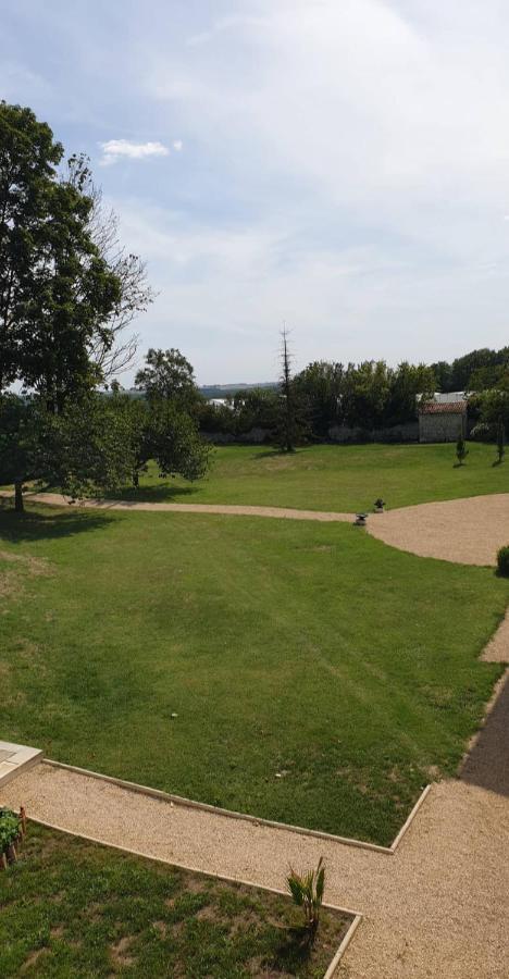 Domaine De Bourgville Monts-sur-Guesnes Esterno foto